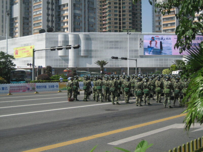 人民解放軍が深圳の大通りを閉鎖して道中に待機している